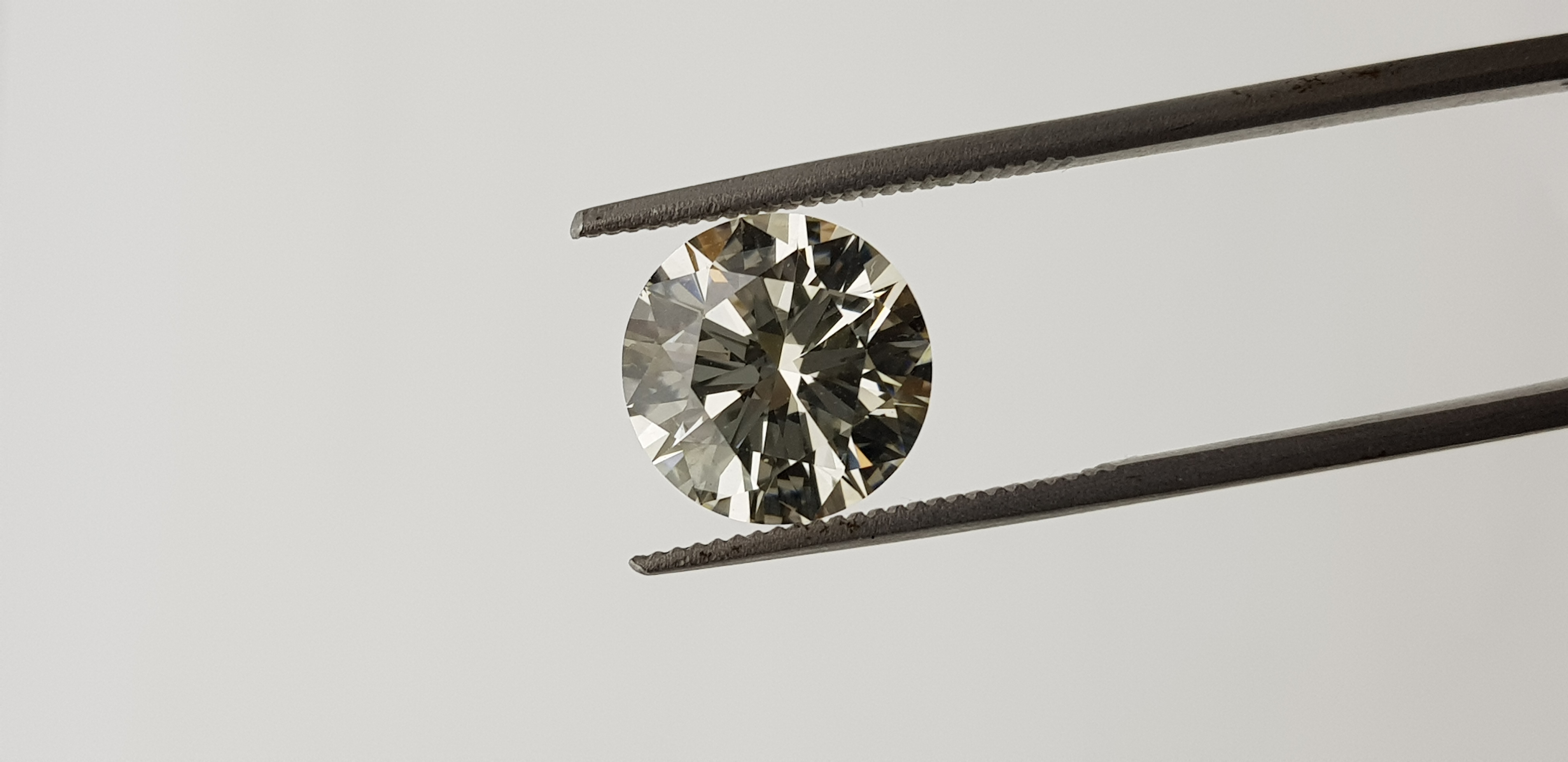 Identificação de gemas montadas em joia
