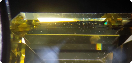 Fotomicrografia de inclusões em diamante irradiado