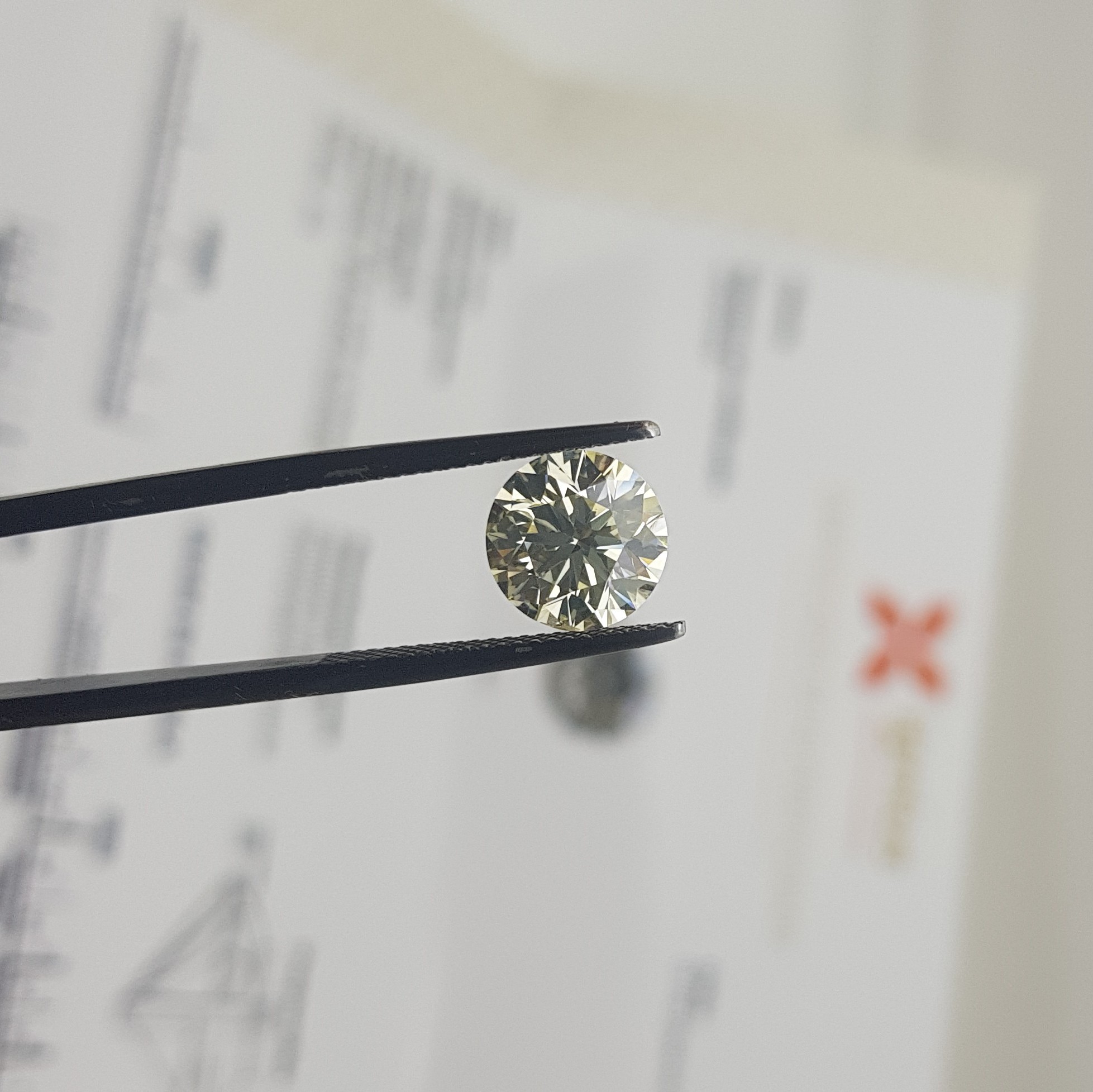 Diamante lapidado sendo classificado em laboratório