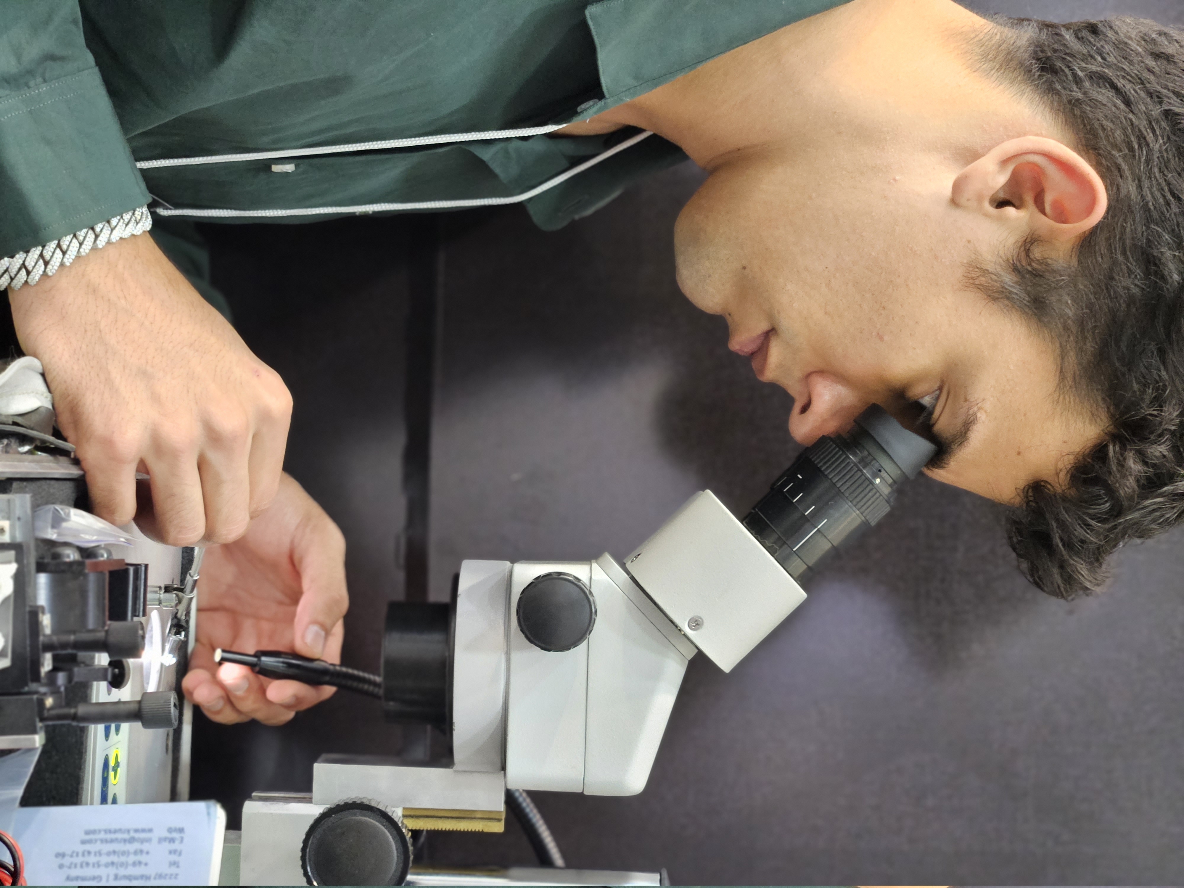 Gemólogo da Ignius realizando análise em microscópio